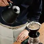 Kahve demleme işlemi yapılıyor.