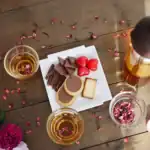Çay, çikolata ve çiçekler.