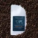 Kahve paketi ve kahve çekirdekleri