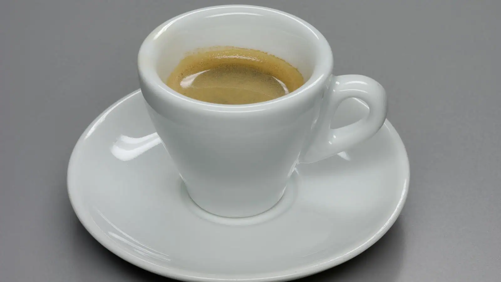 Beyaz fincanda espresso kahve.