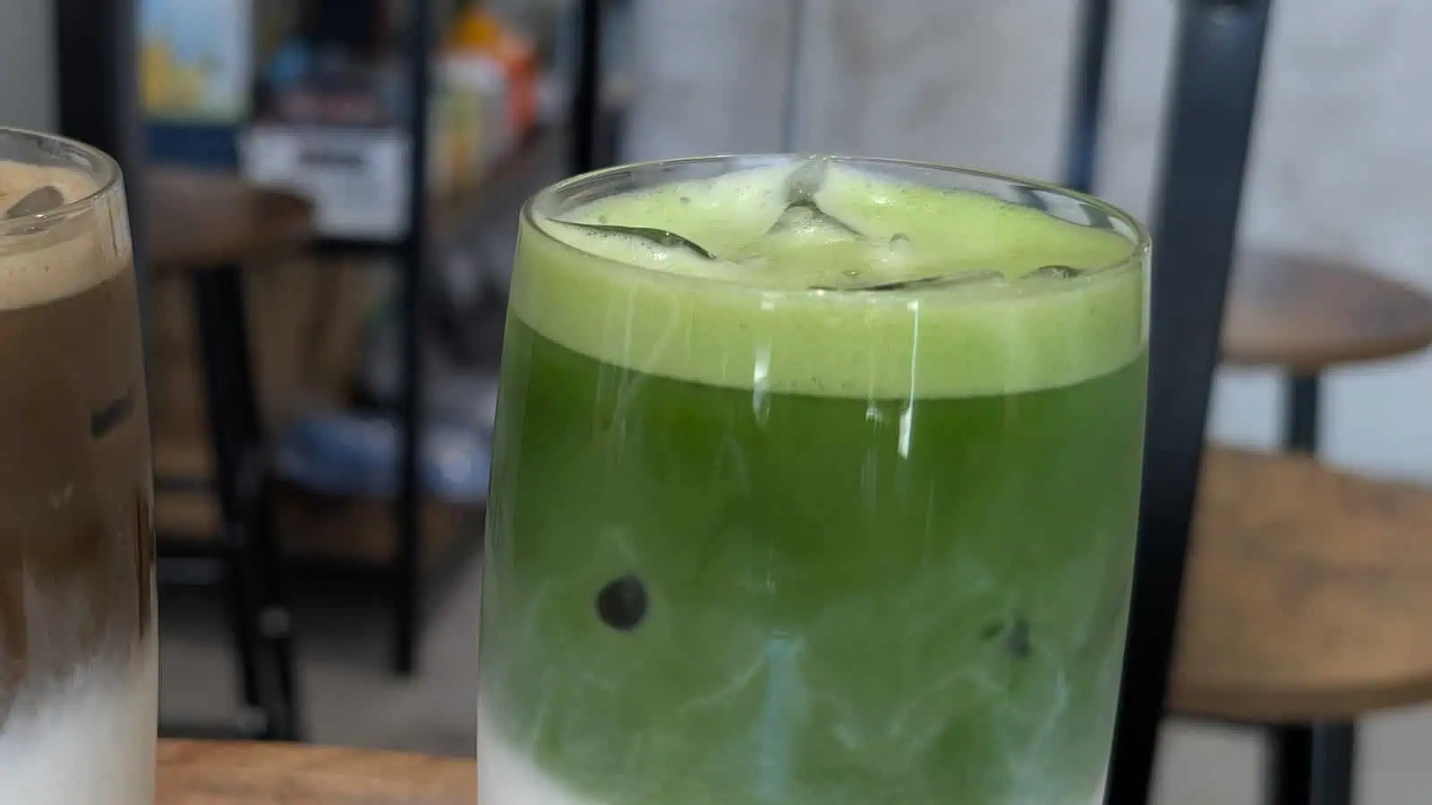 Matcha Latte Nedir, Nasıl Yapılır? 5 uzun bardakta katmanlı buzlu matcha latte: altta süt, üstte matcha