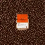 Greenwich Coffee Rwandan Intore Cyanogu kahve çekirdekleriyle kaplı.